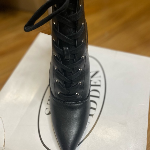 Elegant Black Lace-Up Ankle Boots by Steve Madden. - Picture 2 of 5